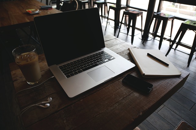 Notebook, kavárna, práce